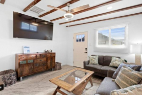 Featherlight Cottage with BBQ and Hot Tub in Downtown Phoenix